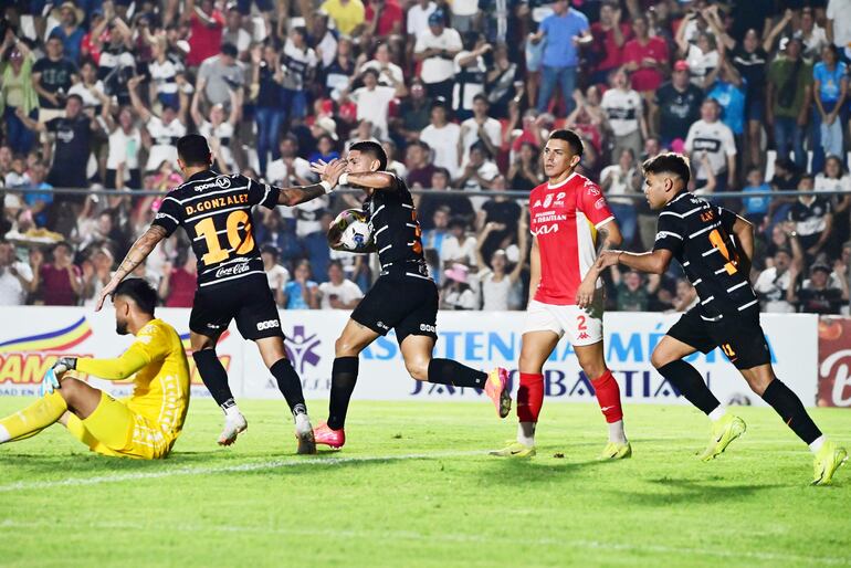 Erik López y Derlis González, tras el empate franjeado, concretado tras un error del arquero Luis Guillén.