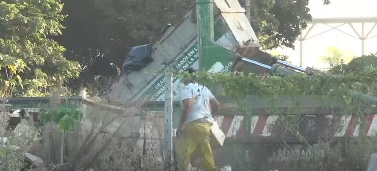 Numerosas quejas por el “minivertedero” instalado frente al Banco San Miguel.