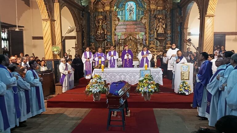 Sacerdotes, feligreses y colaboradores cercanos al padre José María Velasco estuvieron durante la misa de cuerpo presente oficiado por el Mons. Joaquín Robledo.