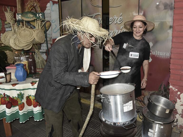 En pocos minutos, 500 platos de jopara fueron regalados en el Tereré Literario hoy.