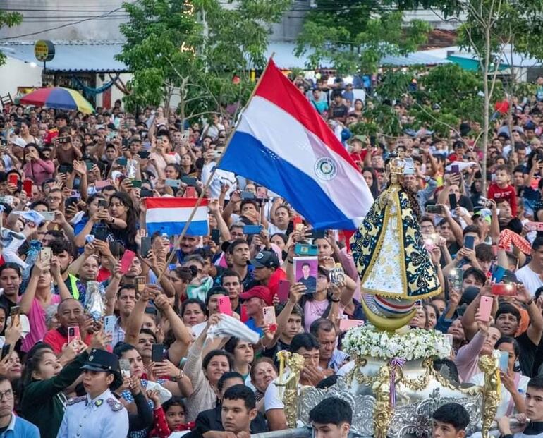 Importante concurrencia en la misa vespertina de Caacupé.