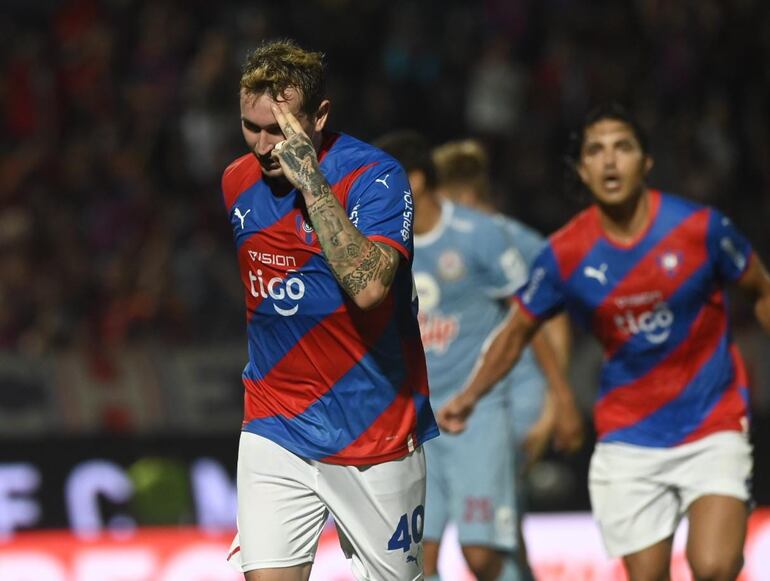 Fernando Fernández, jugador de Cerro Porteño, celebra su tanto ante Resistencia.