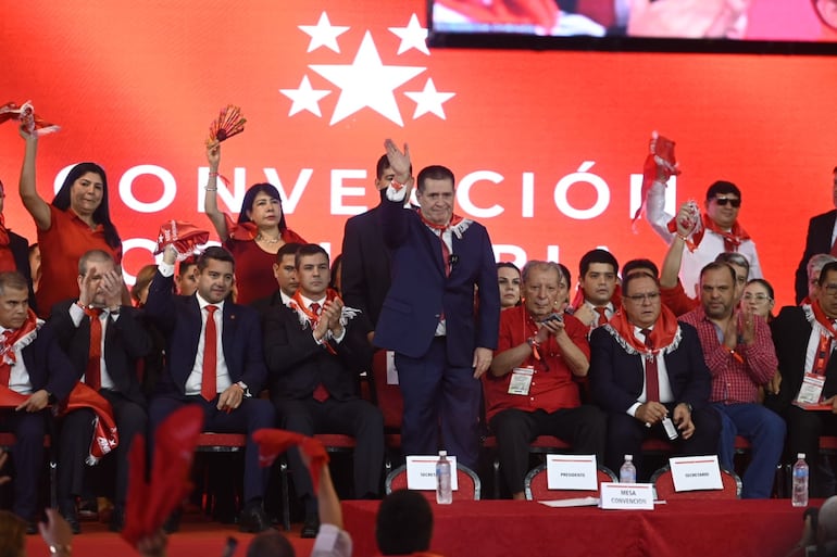 Horacio Cartes, presidente de la ANR saludando a los convencionales.