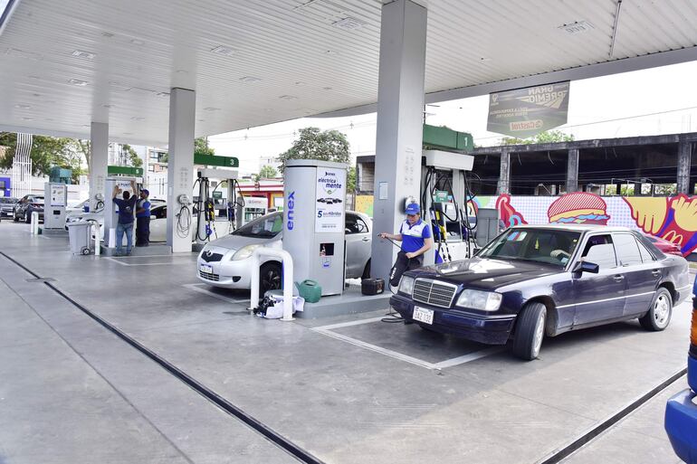 La presentación de la promo se realizó en la estación de servicios Enex ubicada sobre Manuel del Castillo c/ Rca. Argentina, la cual cuenta con certificación LEED.