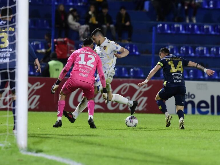 Rodrigo Rojas (blanco), jugador de Sportivo Luqueño, pelea por un balón en el partido frente a Sportivo Trinidense por el torneo Clausura 2024 del fútbol paraguayo en el estadio Luis Alfonso Giagni, en Villa Elisa, Paraguay.