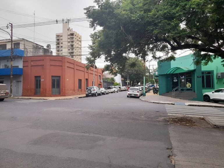 Automovilistas se vieron obligados a estaciona fuera de los límites del estacionamiento tarifado de Parxin.