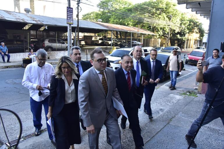 Abogados de imputados por supuesta persecución a Horacio Cartes llegan a la Fiscalía. En la foto se ve a César Trapani, Enrique Kronawetter, Cecilia Pérez, Felino Amarilla y Emilio Fuster.