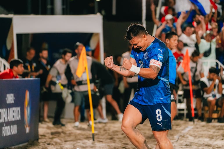 Carlos Carballo festeja a lo grande el paso mundialista de los Pynandi en Chile.