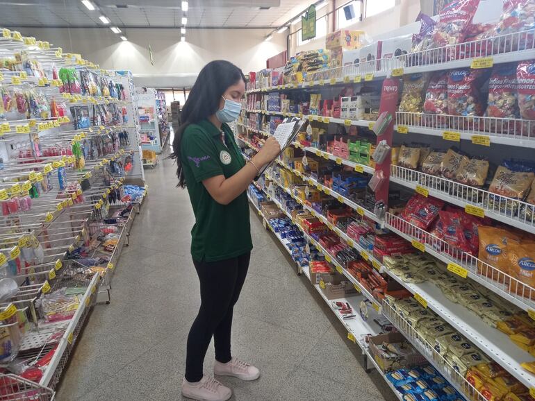 Una alumna de la Universidad Nacional del Este en la recolección de datos en un supermercado de Ciudad del Este.