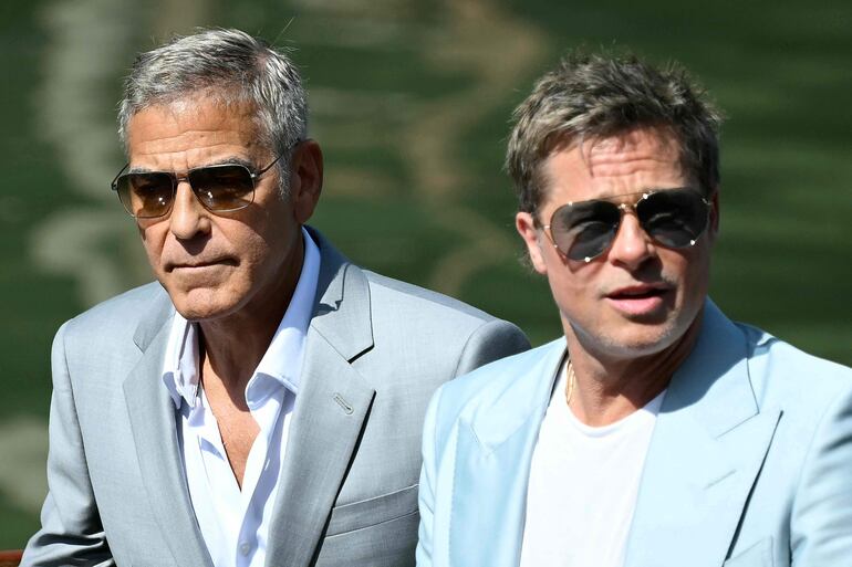 Los actores George Clooney y Brad Pitt llegando al muelle del Casino durante el 81º Festival Internacional de Cine de Venecia, en el Lido de Venecia.