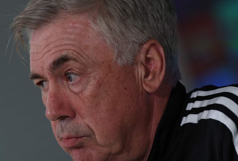 Carlo Ancelotti, entrenador italiano múltiple campeón dirigiendo al Real Madrid.