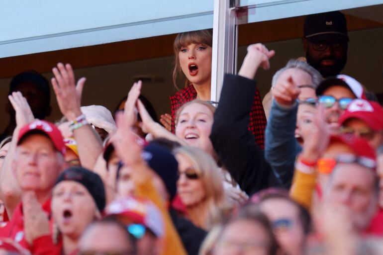 Taylor Swift alentando a los Kansas City Chiefs en el GEHA Field del Arrowhead Stadium en Kansas City, Missouri. (Jamie Squire/Getty Images/AFP)
