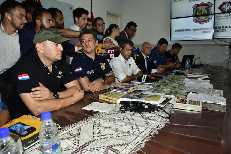 El comisario Nimio Cardozo y el fiscal Lorenzo Lezcano, entre otros, brindan información sobre los hallazgos en la celda de Carmen Villalba en la cárcel del Buen Pastor.