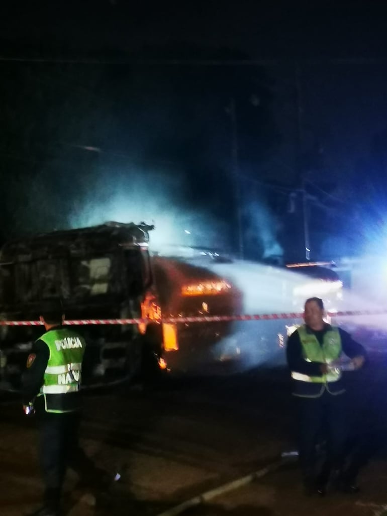 Incendio de camiones cisterna en barrio mbocayaty de Villa Elisa.