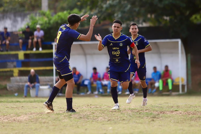 El capitán Víctor Ortellado sale a festejar el tanto de apertura en el marcador en compañía de José Luis Rodríguez. (Foto: APF)