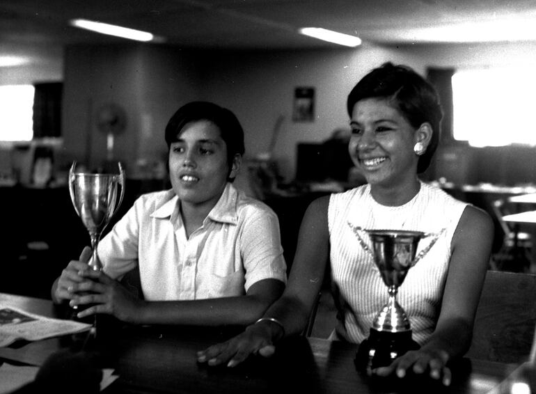 Víctor Pecci y Sara Domínguez, juveniles tenistas, tuvieron destacada actuación en el torneo internacional de Mendoza en 1970.