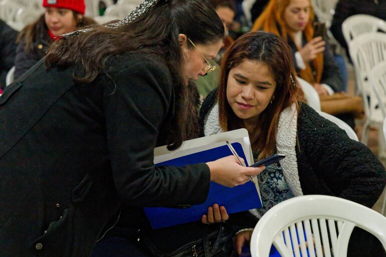 Jóvenes se presentaron al llamado en busca de una oportunidad laboral.