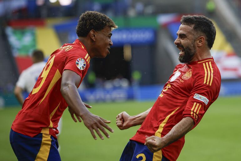 Lamine Yamal (16) y Dani Carvajal (32) en plena celebración.