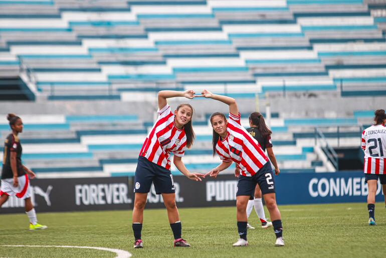 Agustina Varela y Luz Cardozo festejando el primer tanto