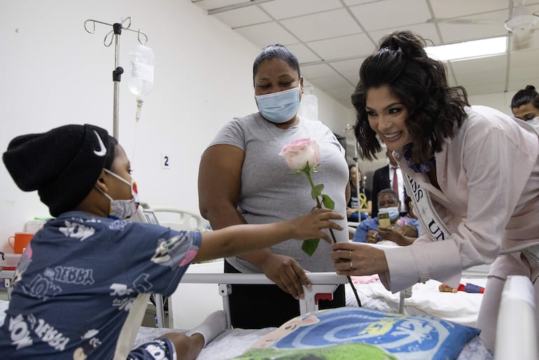 La Miss Universo nicaragüense Sheynnis Palacios entrega rosas durante una visita a un hospital este lunes en Santo Domingo (República Dominicana).