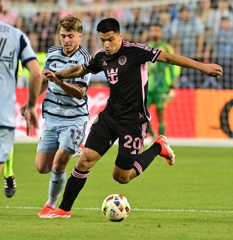 El mediocampista del Inter Miami Diego Gómez (20) mueve el balón bajo la presión del mediocampista del Sporting Kansas City Jake Davis (17) durante un partido de la MLS (Major League Soccer) entre Inter Miami y Sporting KC este sábado, en el estadio Arrowhead en Kansas City (EE.UU.). Inter Miami venció 3-2.