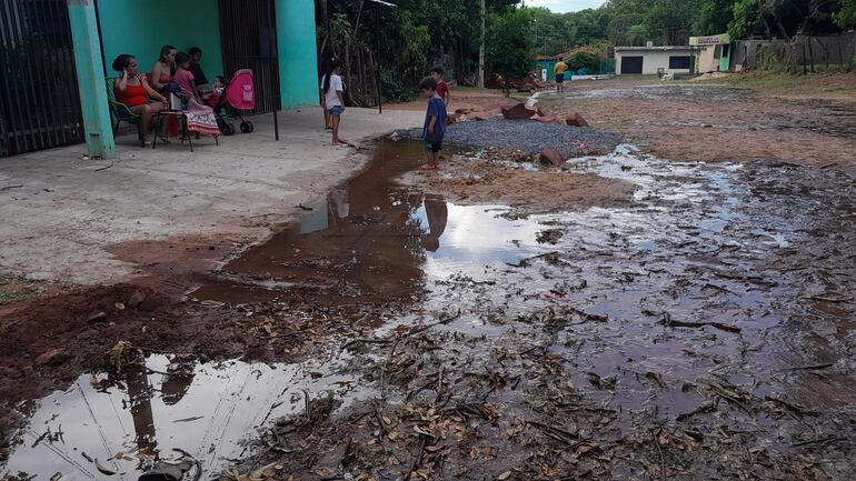 Enormes charcos se forman frente a las casas, debido a un caño roto de la Essap, en el barrio San Jorge de San Antonio.