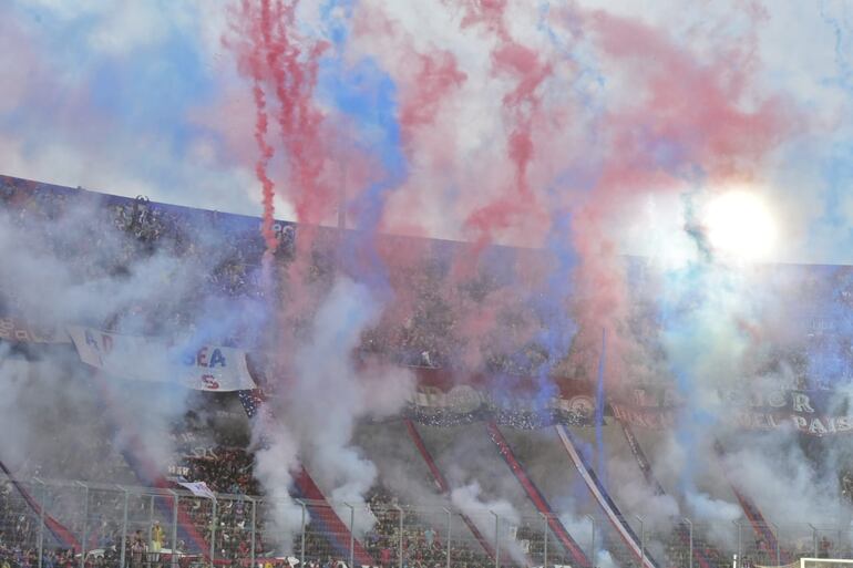 El recibimiento de los hinchas a los jugadores de Cerro Porteño y Olimpia para el superclásico por la fecha 17 del torneo Apertura 2024 del fútbol paraguayo en el estadio La Nueva Olla, en Asunción.