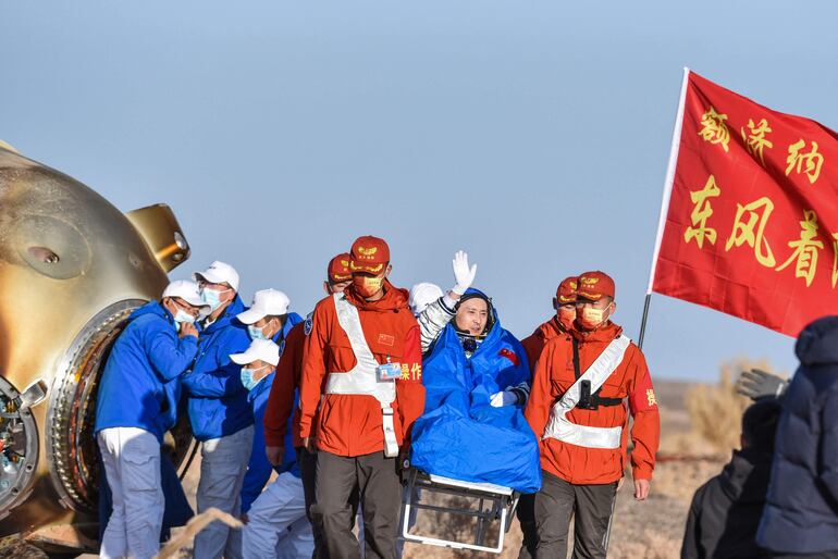 El ingeniero espacial Zhu Yangzhu saluda tras su aterrizaje con la cápsula de Shenzhou-16  (AFP)