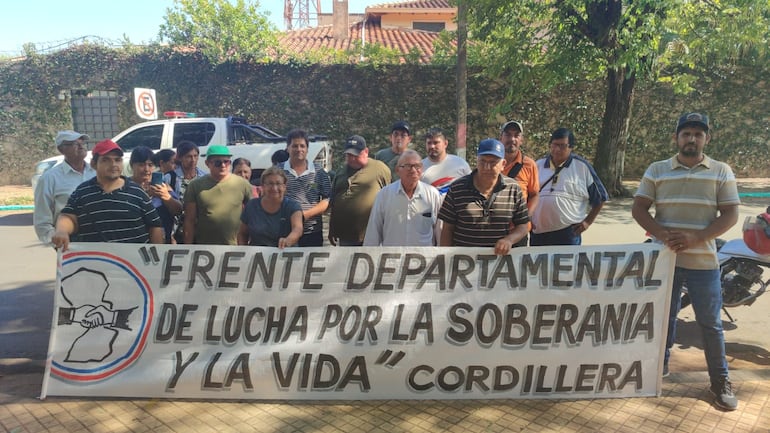 Los integrantes de la Comisión Frente Departamental se manifestó frente a la ANDE.