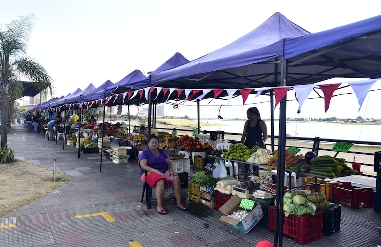 Unos 20 permisionarios del Mercado 4 se apostaron en la avenida Costanera de Asunción.