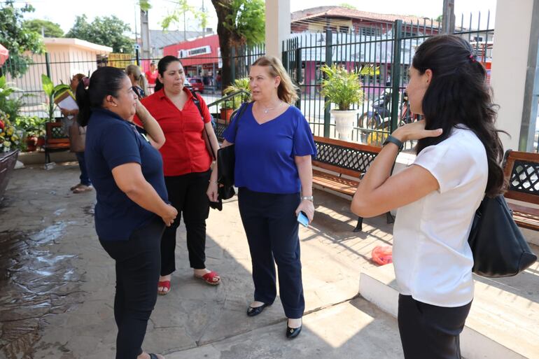 La fiscal Teresa Sosa (c) durante el procedimiento de "venta de rubros" en la supervisión del MEC en Ñemby