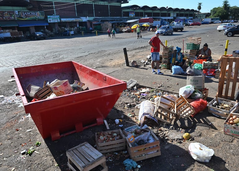 La basura es una constante en el Mercado de Abasto de Asunción. Así se hallaba el lugar en un recorrido el viernes último. 