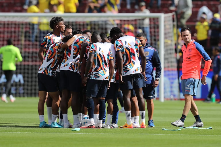 Los jugadores de la selección de Ecuador conversan en la previa del partido frente a Perú por la octava fecha de las Eliminatorias Sudamericanas 2026 en el estadio Rodrigo Paz Delgado, en Quito Ecuador.
