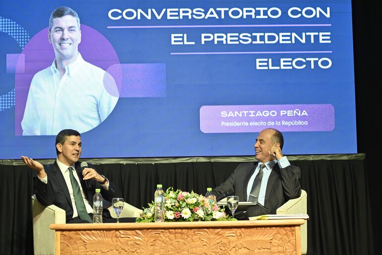 Santiago Peña, en el conversatorio del Club de Ejecutivo del Paraguay, en el Paseo la Galería, con el titular del gremio, Jaime Egüez.