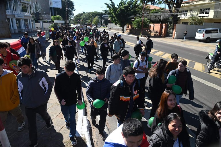 Jóvenes durante la peregrinación por calles de Asunción.