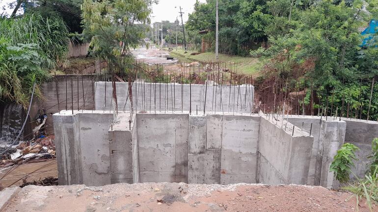 Vecinos del barrio María Auxiliadora de la compañía Pai Ñu de Ñemby exigen terminación de la construcción de puente.