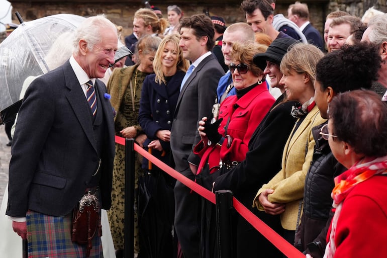 Carlos III y Camila saludan al público asistente a la celebración del 900 aniversario de la ciudad de Edimburgo en el Castillo de Edimburgo. (Jane Barlow / POOL / AFP)