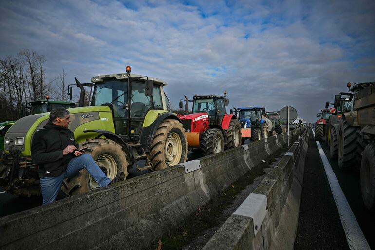 Las protestas de los agricultores franceses se extienden por todo el país.