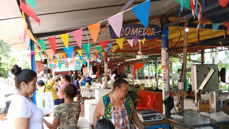 Afluencia de compradores en el mercado de Remanso, este domingo.