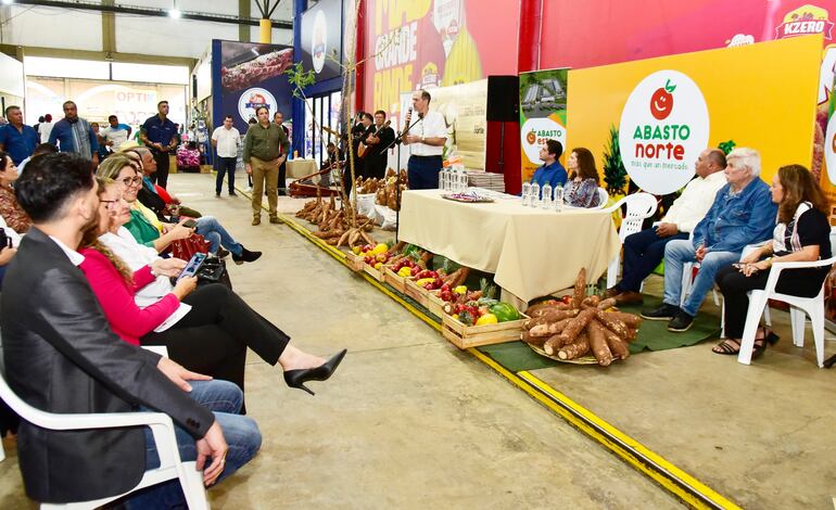 El diputado Pedro Gómez, el viceministro del MAG, Manuel Correa; la directora de Cultura de la Municipalidad de Asunción, Marcela Bacigalupo, y   el intendente de Limpio, Optaciano Gómez, fueron algunas de las autoridades presentes.