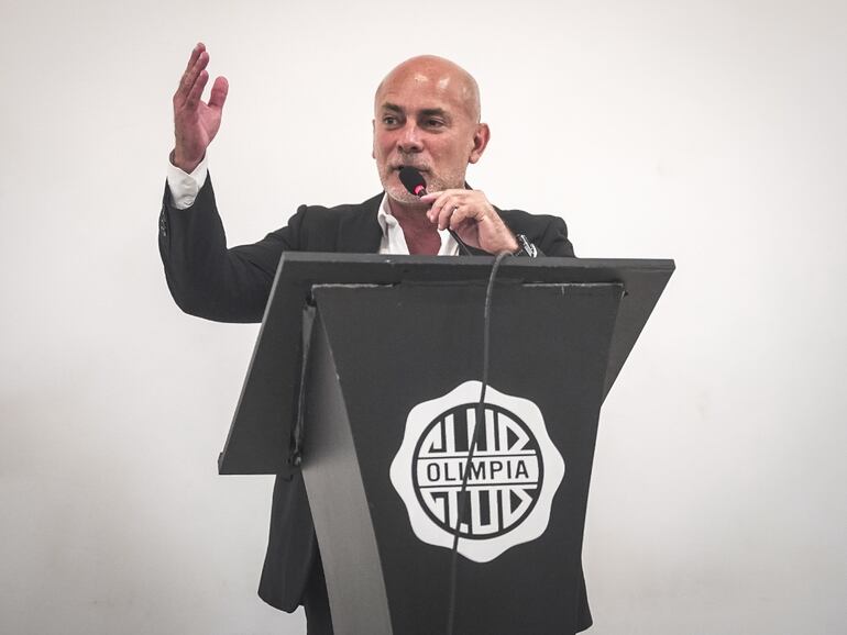 Miguel Cardona, presidente de Olimpia, en el homenaje realizado por los socios vitalicios del club en el Salón Blanco del estadio Manuel Ferreira, en Asunción, Paraguay.