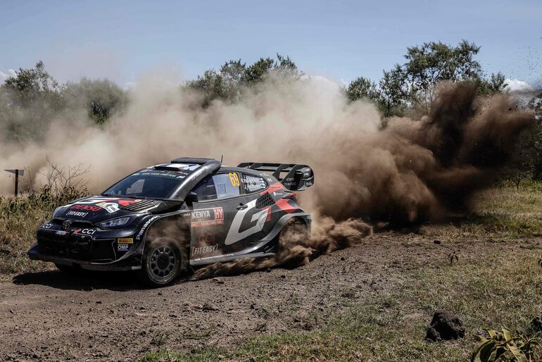 El Toyota GR Yaris Rally Hibrido de Kalle Rovanperä, piloto de Toyota Gazoo Racing, en el Rally de Kenia, la tercera fecha del Mundial de Rally 2024.