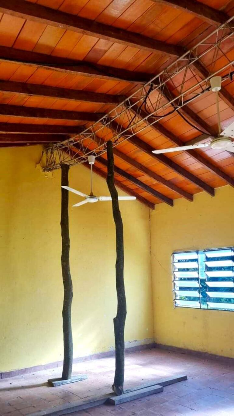 La viga de varilla de hierro comenzó a ceder por lo que calzaron con dos troncos para evitar que se desplome por completo el techo.