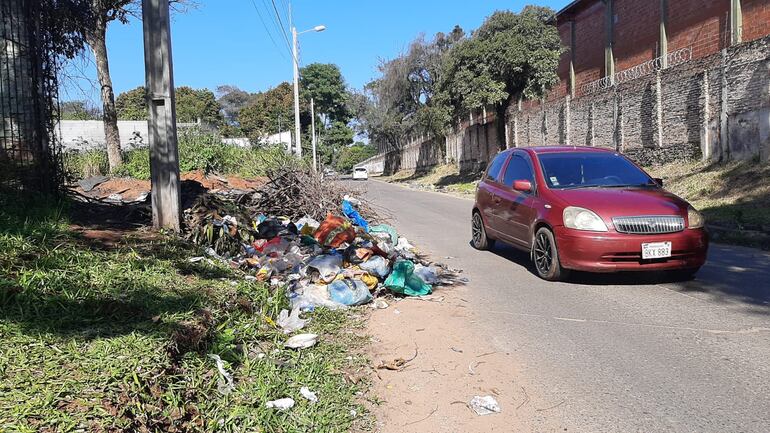 La calle Brasil es una concurrida calle que sirve de alternativa a los automovilistas, los baldíos de la zona están minados de basuras.