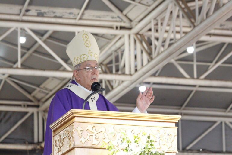 Mons. Edmundo Valenzuela, Arzobispo de Asunción, durante la última misa que ofició en Caacupé.