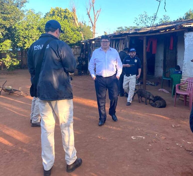 El fiscal Alfredo Ramos Manzur y efectivos policiales del Departamento Antinarcóticos de Paraguarí allanaron una vivienda donde se comercializaba presunta cocaína tipo crack.