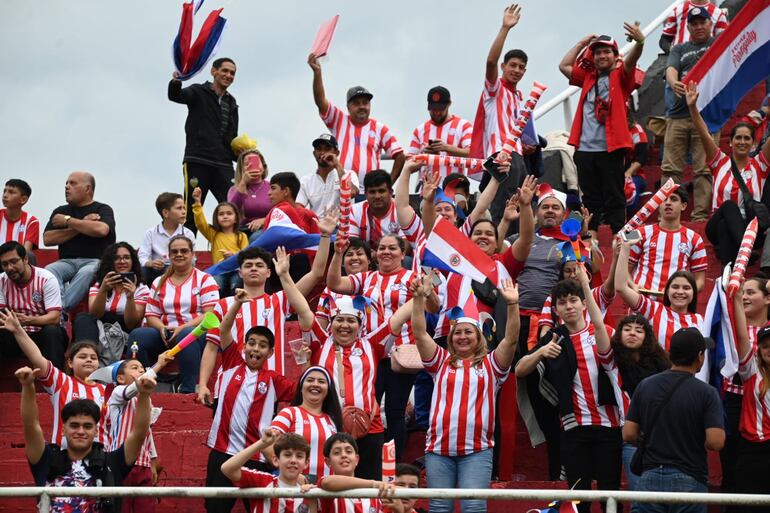 Los aficionados de Paraguay comienzan a copar el Antonio Aranda