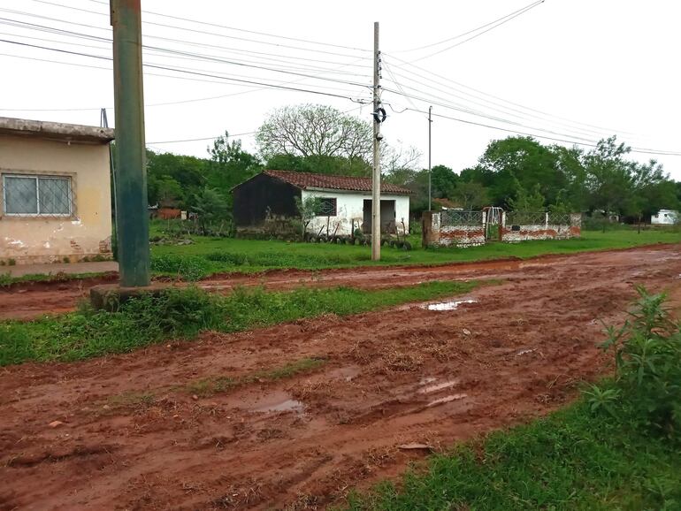 El camino vecinal del barrio Virgen del Carmen quedó intransitable luego de las lluvias.