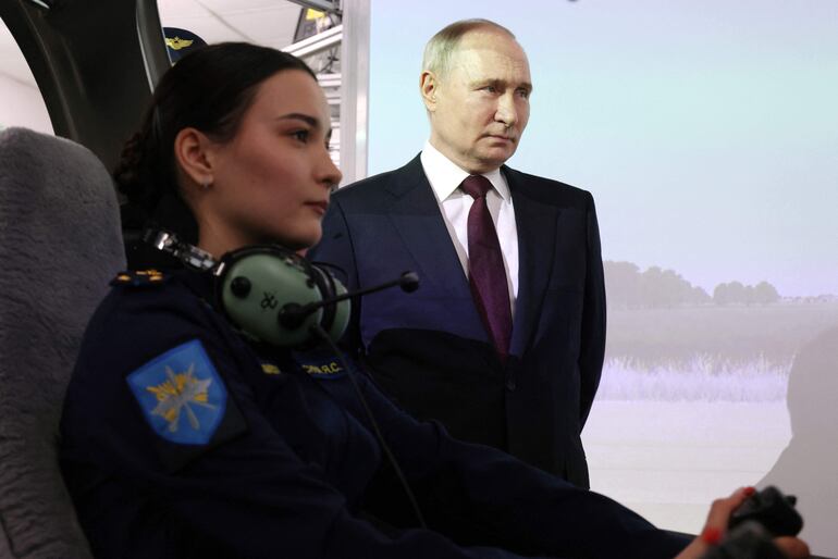 El presidente de Rusia Vladimir Putin visitó el centro de formación para pilotos de las Fuerzas Armadas en el Día Internacional de la Mujer. 