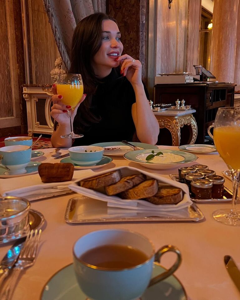 Amy Jackson disfrutando del brunch sorpresa preparado por su marido Ed Westwick. (Instagram/Ed Westwick)